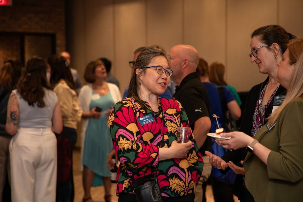 Alums talking together.